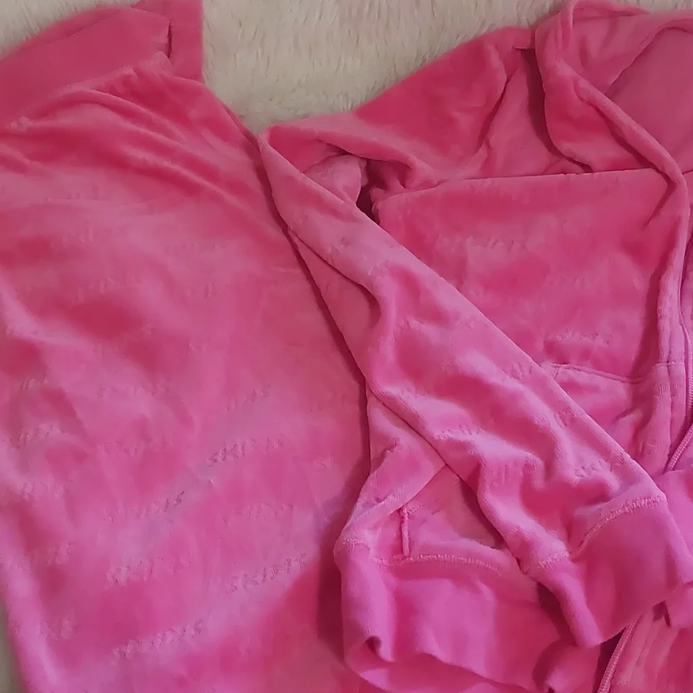 SKIMS pink velour tracksuit - Picture 5 of 12